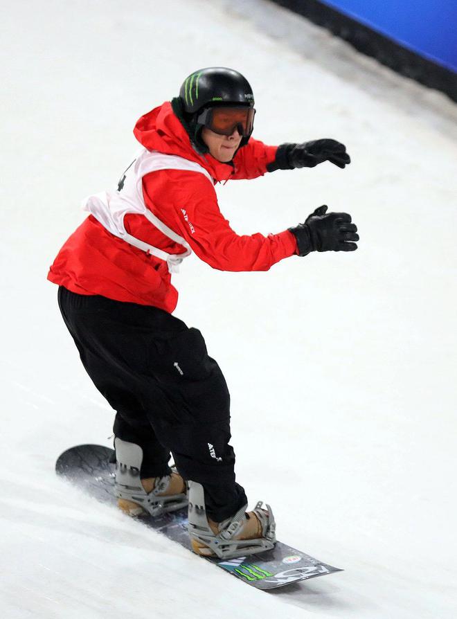 瑞士滑雪女将夺冠，勇夺单板滑雪冠军